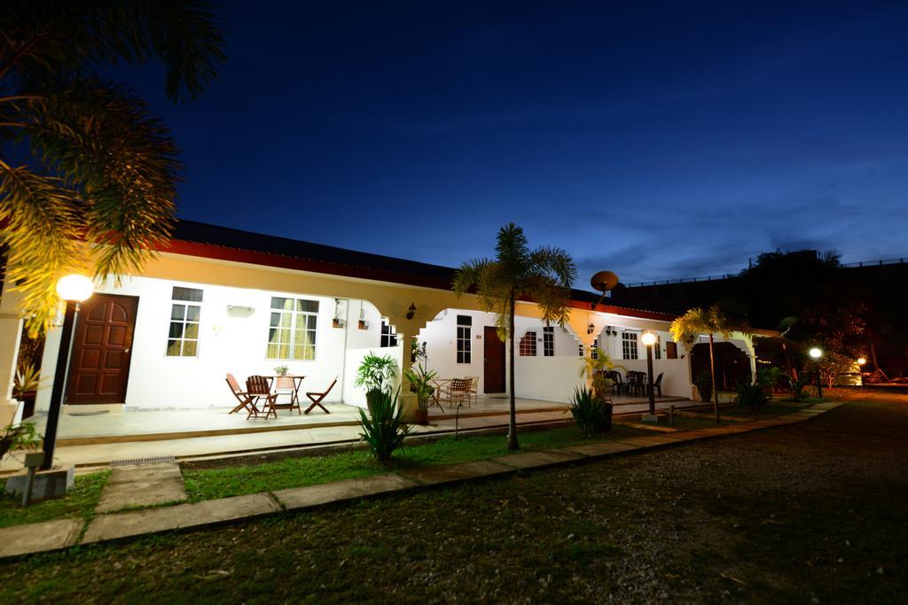 White Lodge Pantai Cenang  Exteriör bild